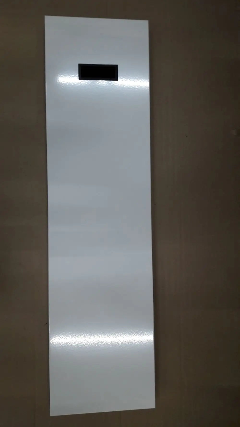 Weißes, flaches Modul von Remeha mit rechteckigem Ausschnitt, geeignet für verschiedene Installationen. Hintergrund in neutralem Braun.